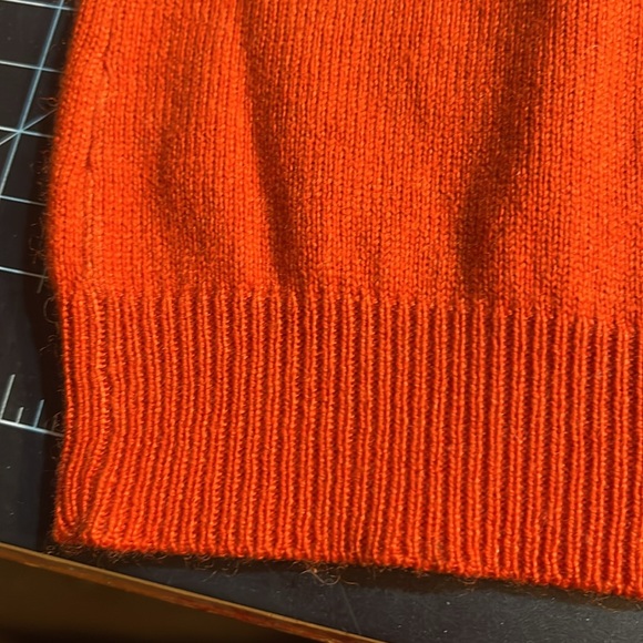 Persimmon colored silk and cashmere sweater - Picture 5 of 6